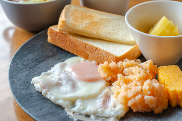 Mixed style breakfast / 和洋ミックスの朝食プレート
