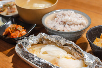 Foil grilled salmon dinner / ホイル焼きと家庭の夕食
