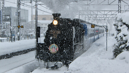 豪雪のホームと蒸気機関車