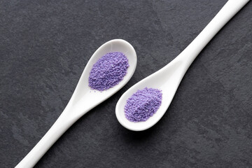 Fine blueberry-flavored sugar crystals for frosting cocktails