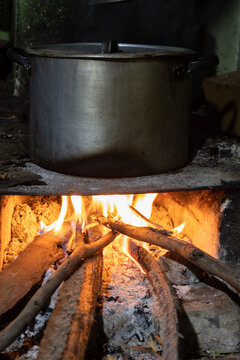 Fog&oacute;n o cocina de le&ntilde;a tradicional de los pobladores de los andes peruanos, platos t&iacute;picos caldo, sancocho, patasca, sancochado, 