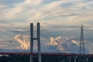 Fototapeta premium Puente atirantado sobre cielo azul con nubes al atardecer, paisaje vistoso 