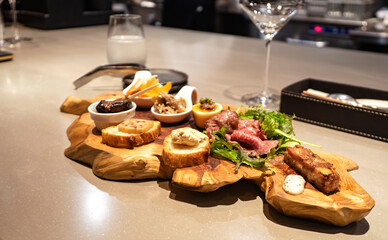 ウッドプレートの前菜盛り合わせ