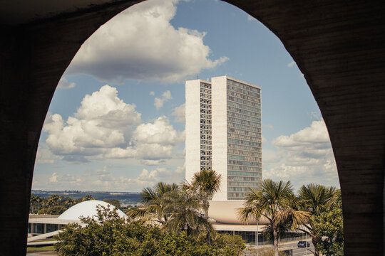 Congresso Nacional visto do interior do Pal&aacute;cio do Itamaraty em Bras&iacute;lia - DF - foto tirada em 11/02/2023