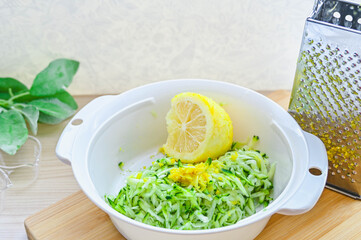 おろしたレモンの皮