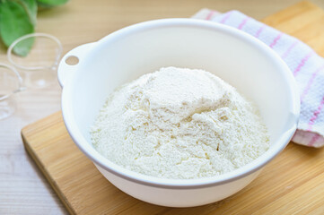 ボウルにふるった小麦粉