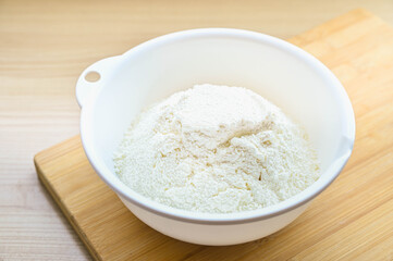 ボウルにふるった小麦粉