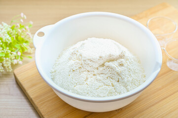 ボウルにふるった小麦粉