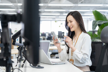 オフィスで仕事をする女性オペレーター