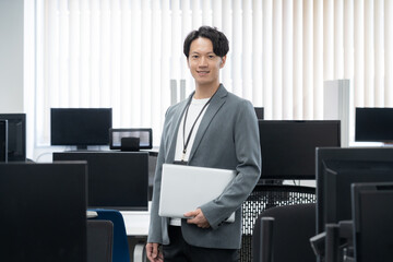 オフィスカジュアルの若い男性エンジニア