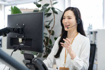 オフィスで仕事をする女性オペレーター