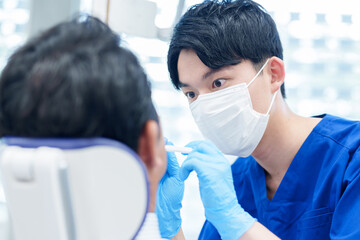 虫歯を治療する歯科医