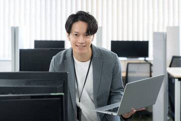 オフィスカジュアルの若い男性エンジニア