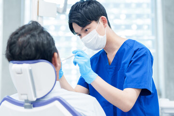 虫歯を治療する歯科医