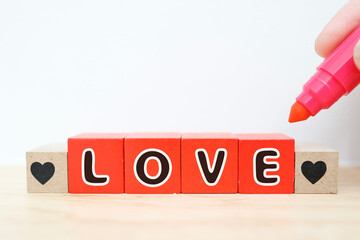 LOVEとハートマークのブロックで表現した愛のイメージ