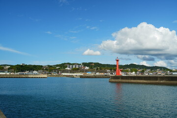 赤い灯台と海と空