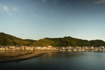 夕暮れ時の漁村