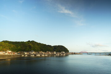 大きな川に架かる鉄橋と漁村