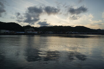 夕暮れ時の漁村と空と海