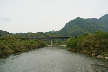 山間に流れる清流