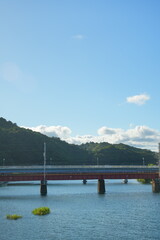 川にかかる鉄橋と田舎の風景