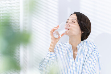 水を飲む女性