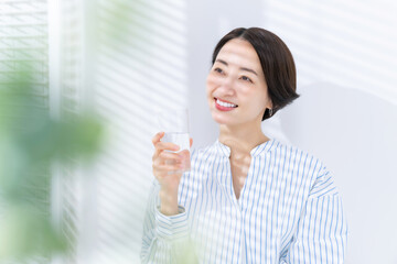 水を飲む女性