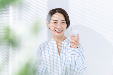 水を飲む女性