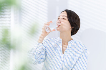 水を飲む女性