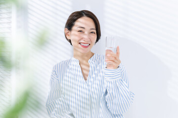 水を飲む女性