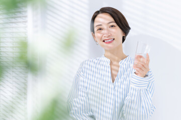 水を飲む女性