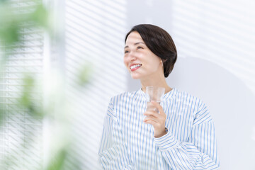 水を飲む女性