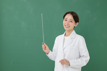 指示棒を持つ白衣の女性