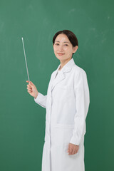 指示棒を持つ白衣の女性