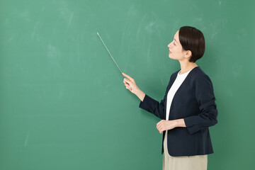 黒板の前に立つ女性