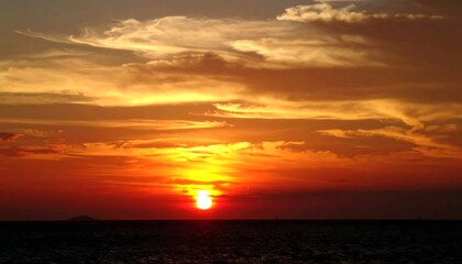 Naklejka premium Dramatic sunset over the ocean (2)