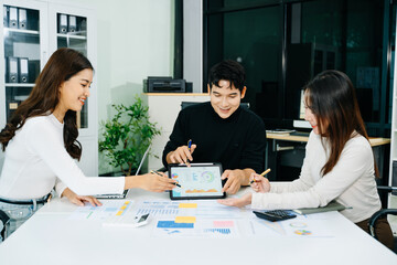 Obraz premium Young business creative team are brainstorming planning discussing while sitting in creative business