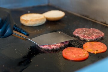 鉄板で焼くハンバーガーのパテ