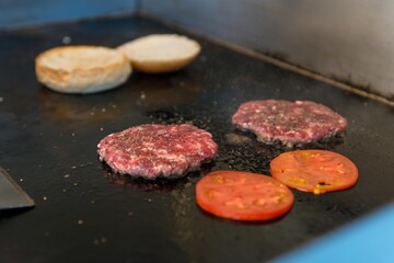 鉄板で焼くハンバーガーのパテ