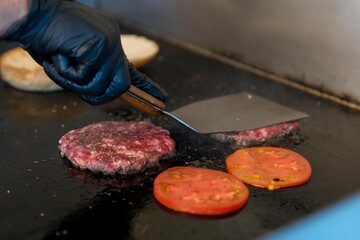 鉄板で焼くハンバーガーのパテ