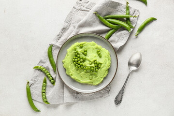 Obraz premium Plate with mashed green peas on white background