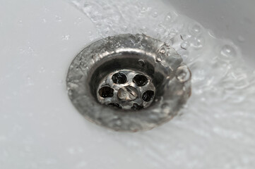 Abfluss im Badezimmer ist frei von Schmutz