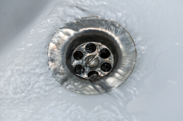 Abfluss im Badezimmer ist frei von Schmutz