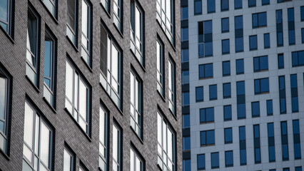 Obraz premium empty glass windows of a modern building with a reflection of the sky in the glass