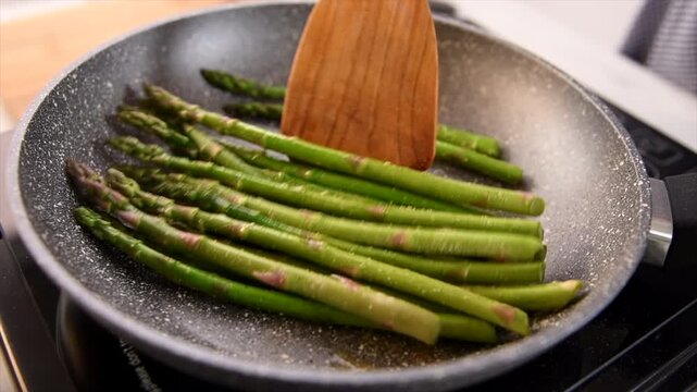 Esp&aacute;rragos salteados en sart&eacute;n &ndash; Cocina saludable en primer plano