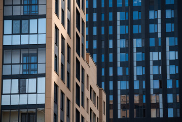 Obraz premium empty glass windows of a modern building with a reflection of the sky in the glass