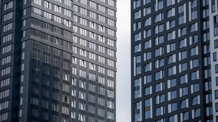 Obraz premium empty glass windows of a modern building with a reflection of the sky in the glass