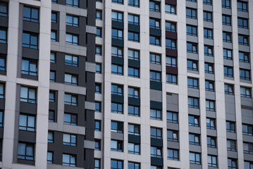 Obraz premium empty glass windows of a modern building with a reflection of the sky in the glass