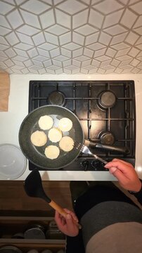 Vertical timelapse video of pan-frying glutinous rice mochi at home