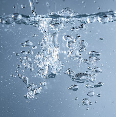 水を注いで出来る気泡